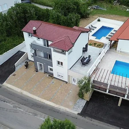 Lux With Swimming Pool