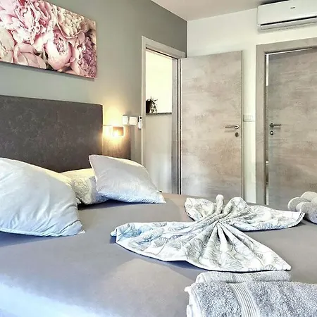 Lux With Swimming Pool * Baška