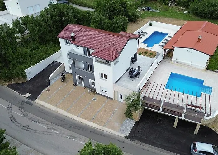 Lux With Swimming Pool *